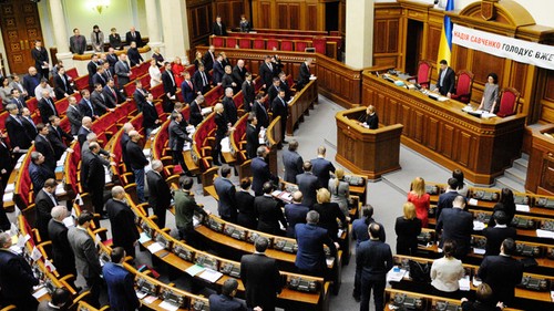 Ukraine approves bill on martial law - ảnh 1